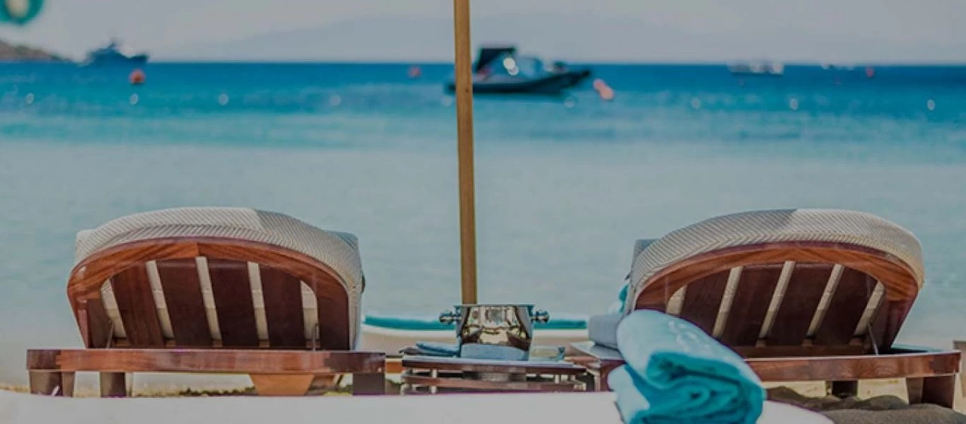 Μύκονος: «Βούλιαξε» από κόσμο η παραλία στη Ψαρρού για μια... δωρεάν selfie στις «χρυσές» ξαπλώστρες (βίντεο)